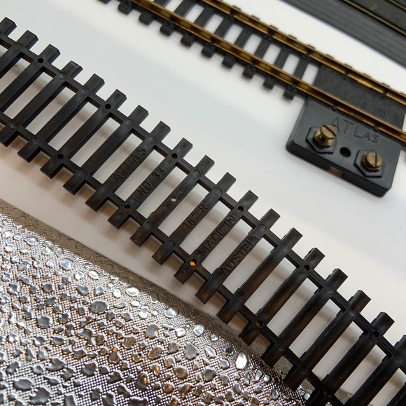 Vintage Tyco Atlas 15" & 18" HO Scale Train Tracks Power Box UNTESTED 25+ Pcs - Picture 8 of 9